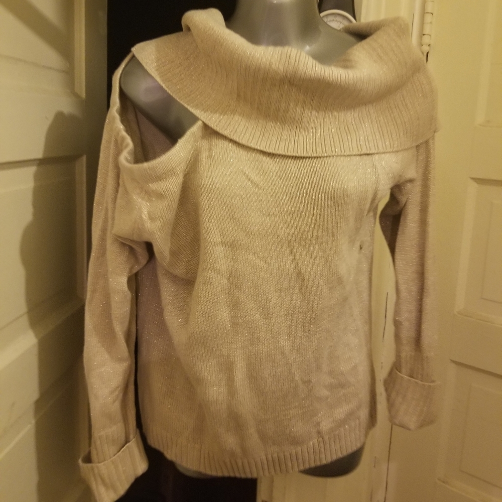 Women gold long sleeve sweater by New York and company.